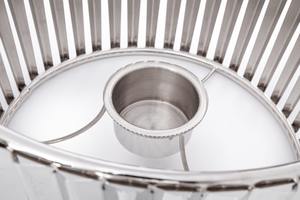 Plat de buffet moderne en argent plissé avec couvercle conique, décoré de bandes métalliques géométriques, idéal pour les hôtels, mariages et réceptions - Product Image 6