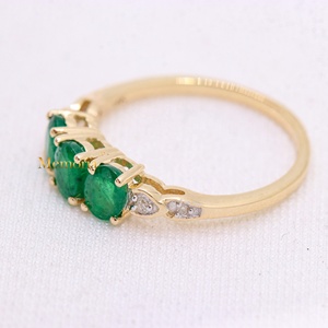 Bague en or jaune massif 14 carats avec émeraude ovale naturelle et trois diamants d'appoint, collection Memoria Jewels, vente en gros - Product Image 2