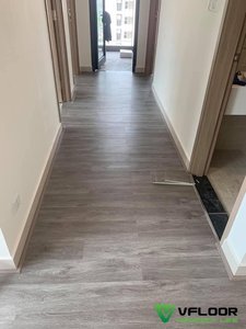 พื้น SPC แบบแข็ง VFLOOR รุ่นโมเดิร์น กันน้ำ ทนต่อรอยขีดข่วน ระบบคลิ๊กล็อค ติดตั้งง่าย ขนาดกลาง รับประกัน 5 ปี - Product Image 1