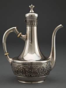 Cafetera Árabe con Acabado Bronce y Asa, Ofrece Encanto Decorativo y Uso Práctico para Amantes del Café y Coleccionistas - Product Image 3