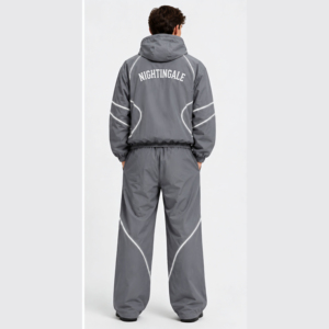 Conjunto deportivo de dos piezas de nailon transpirable, estilo vintage, con chaqueta y pantalones con cordón y cremallera para hombre. - Product Image 4