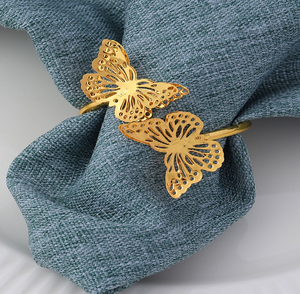 Anillos de servilleta con diseño de mariposa dorada, con intrincados detalles de alas recortadas. Sencillamente icónico. Disponible a precios de mayorista. - Product Image 2