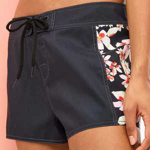 Shorts de sport noirs respirants pour femmes, style streetwear, avec empiècements latéraux, taille élastique, pour la course, la gym et les activités estivales - Product Image 2