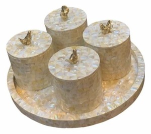 Ensemble de plateaux ronds jetables en nacre avec quatre boîtes à couvercle, décorées d'un oiseau doré, vaisselle décorative de luxe - Product Image 4