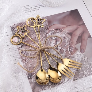 Ensemble de couverts fantaisie de style royal avec cuillère à long manche en acier inoxydable avec coeur étoile suspendu à la fin pour les maisons et les hôtels - Product Image 3