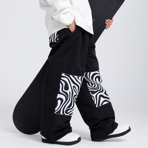 Pantalones de Snowboard Impermeables para Hombre, Estampado de Vaca, Corte Holgado, Color Negro y Blanco, Pantalones Cargo de Poliéster con Cierre de Cremallera - Product Image 5