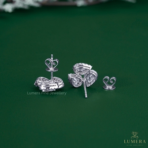 Boucles d'oreilles clous en or massif 14 carats avec diamant de laboratoire taille poire, triple halo et motif floral minimaliste, pour usage quotidien - Product Image 3