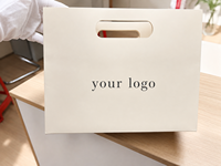 Sacs shopping en papier mat crème avec poignée découpée, sacs cadeaux personnalisés pour la vente au détail, certifiés FSC, écologiques, OEM ODM, vente en gros