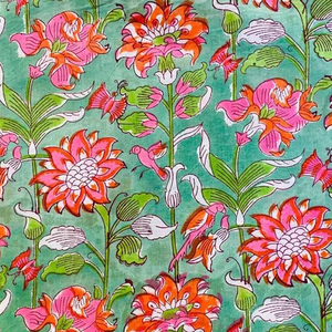 Tela de algodón estampada a mano con motivos de loros verdes y lotos – Material floral de pájaros de Jaipur - Product Image 2