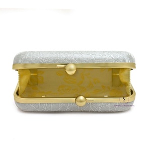 Magnifiques designs de sacs à main en gris croisé, sacs à main de soirée avec chaîne amovible pour femmes. - Product Image 2