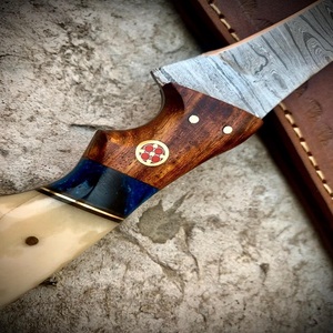 Cuchillo de caza A&M Enterprises de acero de Damasco con punta recta y mango de hueso de largo alcance, funda de cuero - ODM - Product Image 2