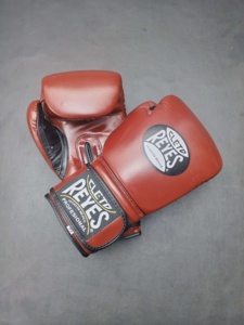 Guantes de Boxeo Cleto Reys de Cuero PU - Profesionales, Transpirables, Impermeables, Ligeros, con Cierre de Tirón, Personalizables - Product Image 5
