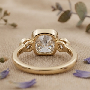 แหวนหมั้นเพชรทรงคุชชั่นเซ็ตแบบเบเซล 14K ทองคำ ประดับเพชรแล็บโกรว์ 3 เม็ด พร้อมใบรับรอง IGI สำหรับวันครบรอบแต่งงาน - Product Image 3