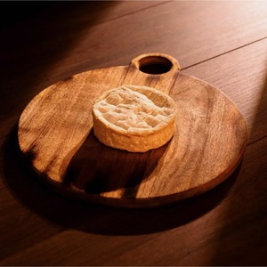 Planche à découper ronde en bois d'acacia avec trou de suspension, surface lisse et adaptée aux couteaux, durable et élégante, pour la cuisine et le service - Product Image 6