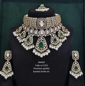 Juego de joyería nupcial Kundan de calidad premium 04463 con piedras rojas dobles y perlas, collar nupcial chapado en Mehandi, aretes y tikka. - Product Image 2
