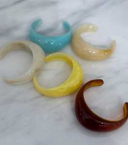 Juego de Brazaletes de Resina Pintados a Mano, Amarillo, Azul, Marrón, Crema, Redondos, Artísticos, Artesanía, Joyería de Moda, Pieza Decorativa Coleccionable - Product Image 1
