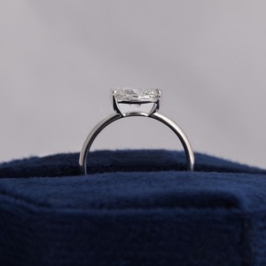 Anillo de Compromiso con Diamante Ovalado Cultivado en Laboratorio, Engaste de Media Bisel, Oro Amarillo, Joyería Elegante y Sostenible, Diseño Solitario Atemporal - Product Image 2