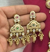 Magnifique collier Rajwadi en laiton plaqué or, inspiré de Sabyasachi, fait main, de qualité supérieure, orné de perles Kundan Polki, idéal pour les fêtes - Product Image 2