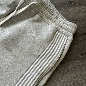 Pantalones de chándal a rayas con logo bordado personalizado 2026 y pantalones casuales o de estilo urbano acampanados de pierna ancha de algodón oversize holgados - Product Image 4