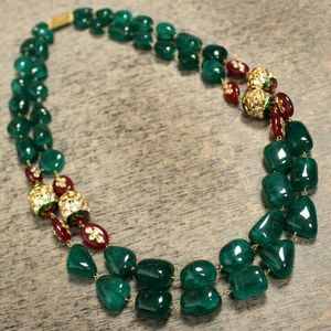 Collier élégant en résine fait main pour elle, avec un design artistique moderne, bijoux en résine faits à la main avec des détails raffinés - Product Image 4