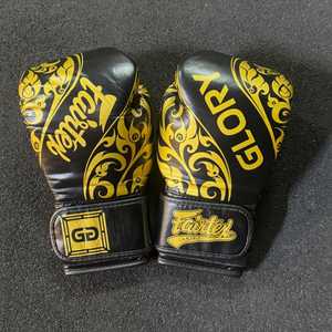 Gants de boxe Fairtex professionnels en cuir de vachette légers, personnalisables avec impression numérique, noirs et dorés, unisexes, à fermeture auto-agrippante - Product Image 1