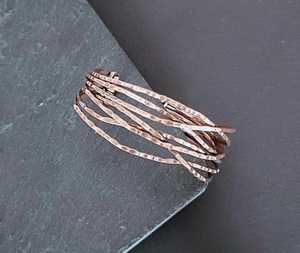 Pulsera unisex de aleación chapada en oro con cuentas martilladas y diseño moderno, brazalete de moda con impresión personalizada para niñas - Product Image 4