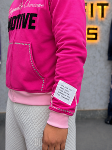 Sudadera con capucha rosa MOTIVE para hombre, estilo oversize, de forro polar, con detalles de pedrería y diseño de bolsillo frontal con cremallera. - Product Image 5