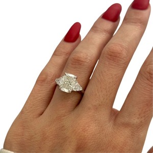 Anillo de compromiso de lujo con tres diamantes cultivados en laboratorio de 3 quilates, corte cojín alargado, y tres diamantes laterales en forma de trillón. - Product Image 1