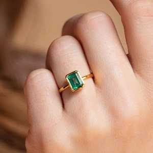 Bague de fiançailles émeraude 4 carats taille émeraude en argent sterling 925 plaqué or 14 carats avec grappe de zircone cubique, bague de promesse nuptiale - Product Image 5