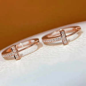 ต่างหูห่วงแบบ Huggie ทองคำชมพู 14K ประดับเพชรเลี้ยงในห้องปฏิบัติการ ดีไซน์ครอสแบบฮิปฮอป - Product Image 3
