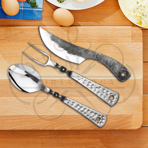 Juego de Cubiertos Rústicos de Acero Forjado a Mano Estilo Vikingo, Colección Exclusiva de Comedor Artesanal, Cuchara, Tenedor y Cuchillo para Exteriores - Product Image 5
