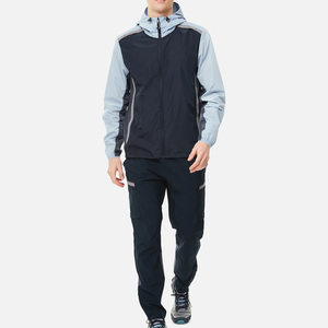 Conjunto Deportivo Personalizado Ligero de Dos Piezas para Hombre, Chaqueta Cortavientos con Capucha de Nailon y Pantalones Jogger para Otoño - Product Image 1