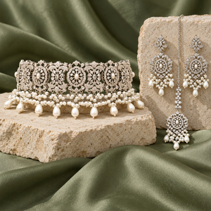 Juego de Collar, Pendientes y Maang Tikka de Perlas de Imitación Plateadas con Piedras Transparentes, Fabricante Mayorista - Product Image 2