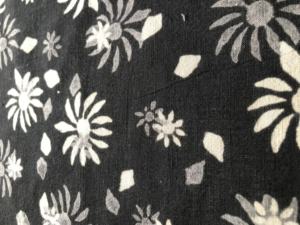 Tissu en coton imprimé à la main en gros – Tissu en coton indien floral noir et blanc pour vêtements, robes et fournisseur de textiles - Product Image 3