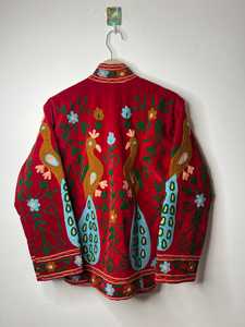 Veste en velours brodée Suzani, magnifiquement confectionnée à la main, motif paon, style bohème, manteau d'hiver par des artisans qualifiés en Inde. - Product Image 4