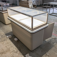 Luxuriöse Schmuckvitrine mit Roségold-Rahmen und Glasfront, LED-Beleuchtung und Abgerundeter Basis für Einzelhandelsgeschäfte