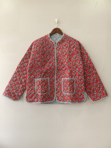 Veste en coton matelassée faite à la main, à motifs floraux, réversible, en coton matelassé à rayures, pour les occasions spéciales - Product Image 1