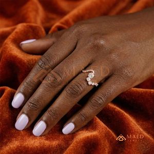 แหวนแต่งงานแบบเปิดประดับเพชรทรงกลมทองคำโรสโกลด์ 14K สำหรับผู้หญิง แหวนแต่งงานแบบโค้งประดับเพชรทรงกลมทองคำโรสโกลด์ 14K - Product Image 4