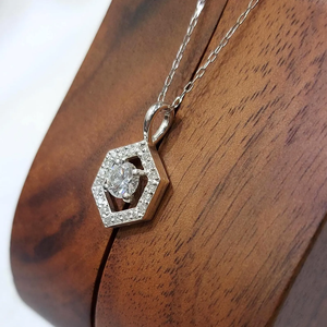 Collier pendentif classique pour femme en zircon cubique hexagonal, plaqué rhodium, en acier inoxydable, taille brillant rond, pour usage quotidien - Product Image 4