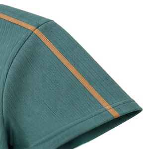 Polo de golf de punto texturizado de manga corta con media cremallera, color verde marino, personalizado por el fabricante, con logotipo personalizado y marca privada para hombre. - Product Image 5