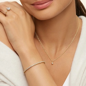 Pulsera de tenis con diamantes de corte redondo y engaste de punta compartida de eternidad completa - Product Image 4