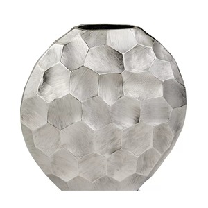 Vase de table en métal contemporain de valeur, fait main, design géométrique, finition argentée, sculpture décorative, hauteur 39 cm - Product Image 4