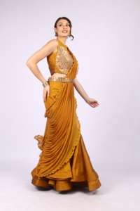 Hermoso atuendo con elegancia. Saree estilo sirena listo para usar para mujer con trabajo de espejos. Aspecto glamuroso para mujer. - Product Image 4
