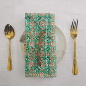 Serviette de table en coton imprimée à la main avec motifs floraux, brodée, réutilisable, pour les dîners, les réunions et la décoration de table festive - Product Image 1