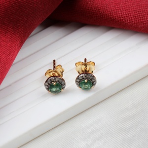 Boucles d'oreilles clous victoriennes en argent 925 plaqué or avec émeraude naturelle ronde et halo de diamants, vente en gros, Memoria Jewels - Product Image 5