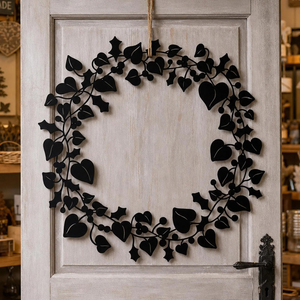 Couronne noire saisissante en forme de silhouette, confectionnée avec des feuilles de lierre et de houx, pièce décorative saisonnière moderne pour mur ou porte d'entrée - Product Image 2