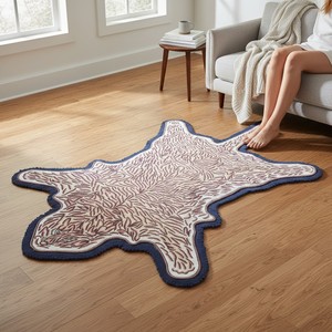 Alfombra Artesanal Tibetana con Detalles de Piel de Tigre, en Tonos Rosa Beige y Blanco, Borde Festoneado, Pelo Corto, Decoración Ecléctica para el Hogar - Product Image 1