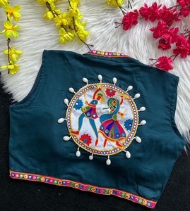 Blusa de Rayón Especial para Navratri con Trabajo Kodi, Diseño Abierto por Delante, Acolchada, Colección de Blusas Étnicas de Diseñador - Product Image 6