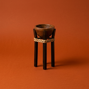 Quemador de Incienso Rústico de Madera con Cuatro Patas y Detalle de Cordón Trenzado, Eleva tus Rituales en Casa con Encanto y Decoración Orgánica - Product Image 1