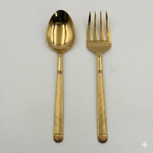 Ensemble de cuillères et fourchettes à salade en métal doré avec manches côtelées, design moderne pour servir les salades - Product Image 2